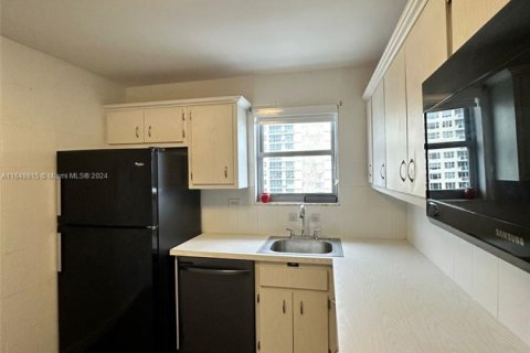 Condo in Miami Beach, Florida, 2 bedrooms  № 1331430 - photo 14