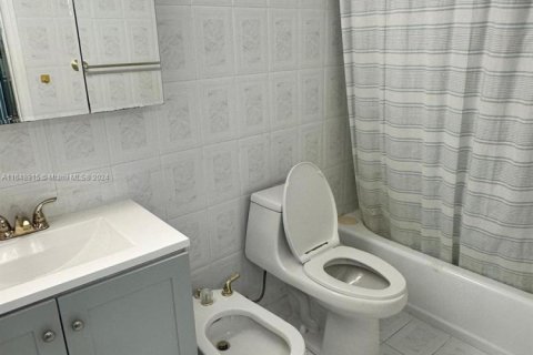 Condo in Miami Beach, Florida, 2 bedrooms  № 1331430 - photo 19