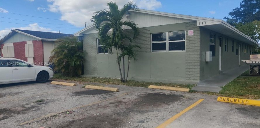 Commercial property in Hallandale Beach, Florida 195.09 sq.m. № 1732051