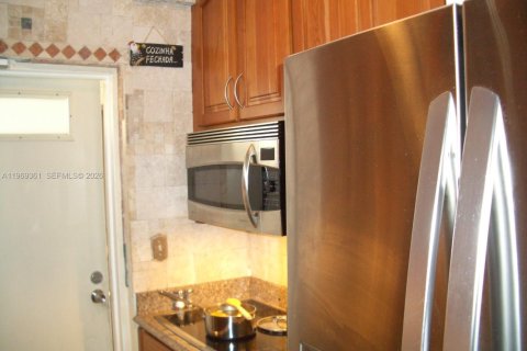 Condo in Miami, Florida, 2 bedrooms  № 2084343 - photo 9