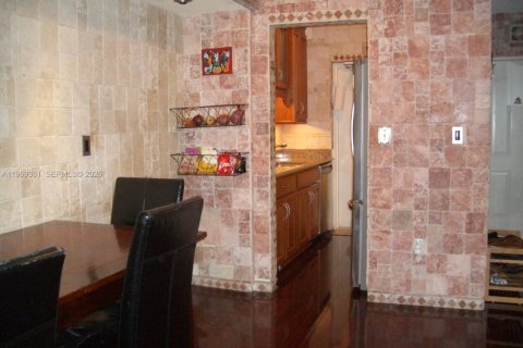 Condo in Miami, Florida, 2 bedrooms  № 2084343 - photo 2