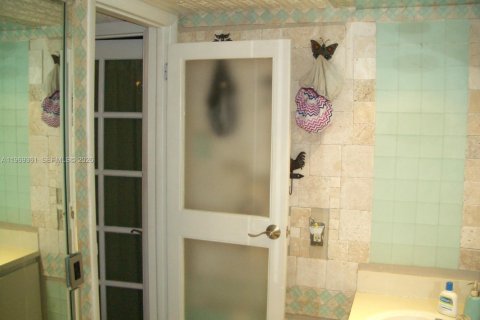 Condo in Miami, Florida, 2 bedrooms  № 2084343 - photo 10