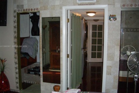 Condo in Miami, Florida, 2 bedrooms  № 2084343 - photo 12