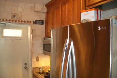 Condo in Miami, Florida, 2 bedrooms  № 2084343 - photo 15