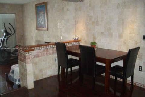 Condo in Miami, Florida, 2 bedrooms  № 2084343 - photo 3
