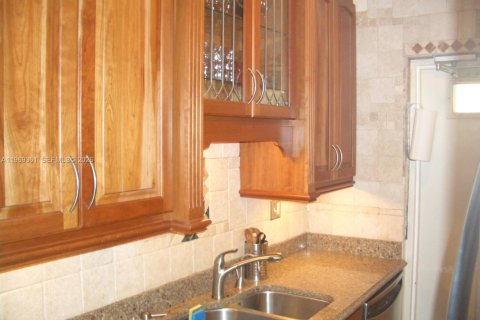 Condo in Miami, Florida, 2 bedrooms  № 2084343 - photo 16