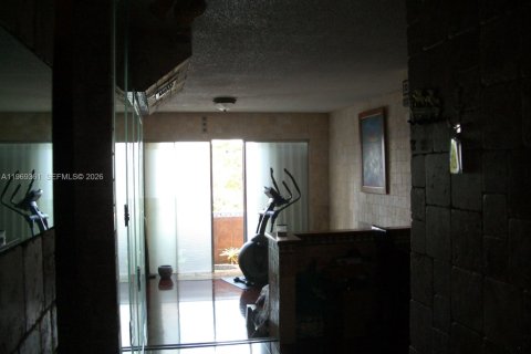 Condo in Miami, Florida, 2 bedrooms  № 2084343 - photo 17