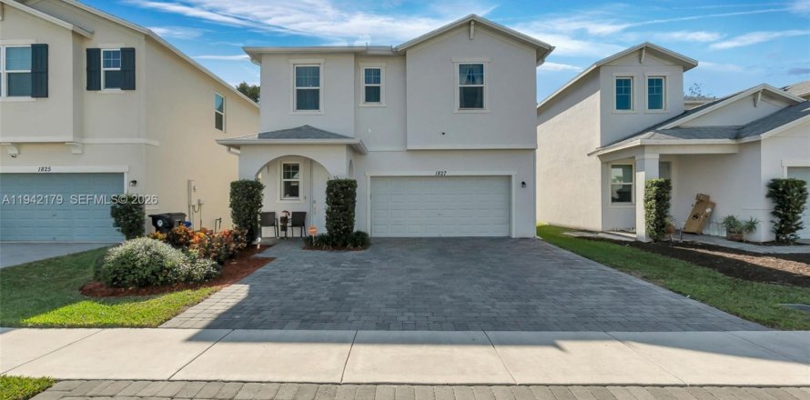 House in Lake Worth, Florida 3 bedrooms, 175.12 sq.m. № 2000766