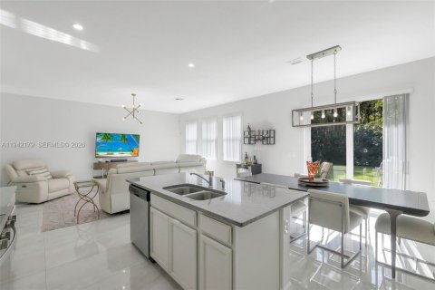 House in Lake Worth, Florida 3 bedrooms, 175.12 sq.m. № 2000766 - photo 12