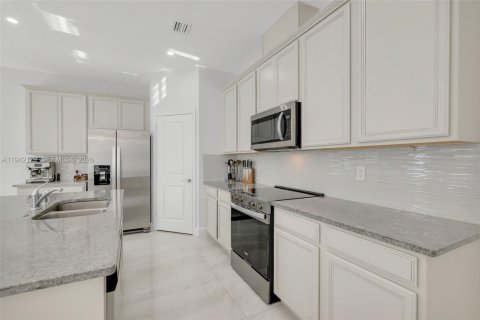 House in Lake Worth, Florida 3 bedrooms, 175.12 sq.m. № 2000766 - photo 11