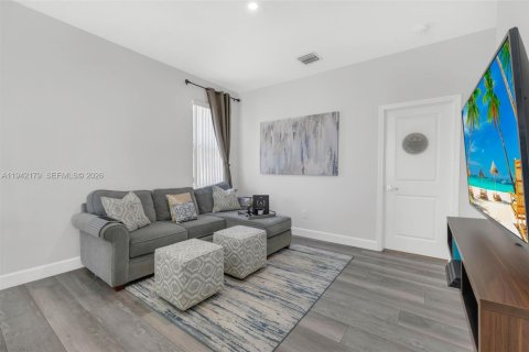 House in Lake Worth, Florida 3 bedrooms, 175.12 sq.m. № 2000766 - photo 19