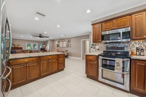 House in Tampa, Florida 4 bedrooms, 199.83 sq.m. № 1820578 - photo 12