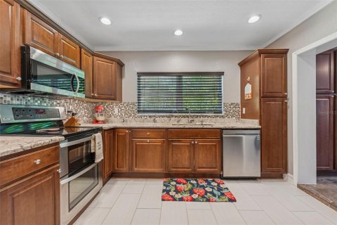 House in Tampa, Florida 4 bedrooms, 199.83 sq.m. № 1820578 - photo 3