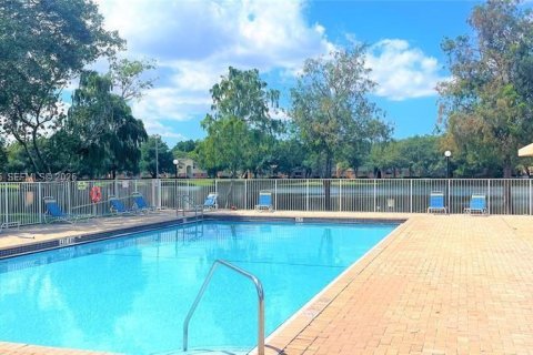 Copropriété à vendre à Hollywood, Floride: 2 chambres, 69.58 m2 № 2255418 - photo 12