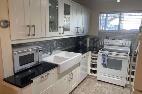 Condo in Lake Worth, Florida, 2 bedrooms № 2180532