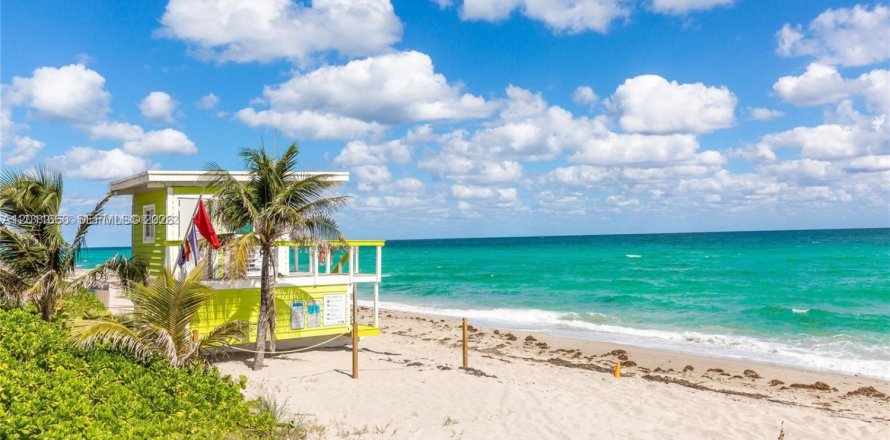 Condo in Hallandale Beach, Florida, 2 bedrooms № 2075375