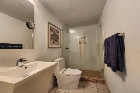 Condo in Hallandale Beach, Florida, 2 bedrooms № 2075375 - photo 29