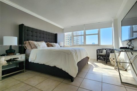 Condo in Hallandale Beach, Florida, 2 bedrooms № 2075375 - photo 21