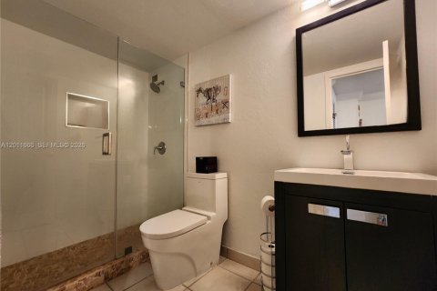 Condo in Hallandale Beach, Florida, 2 bedrooms № 2075375 - photo 25