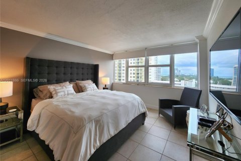 Condo in Hallandale Beach, Florida, 2 bedrooms № 2075375 - photo 20