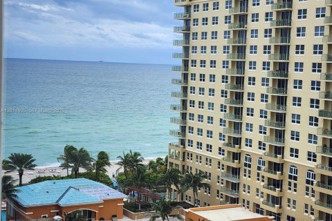 Condo in Hallandale Beach, Florida, 2 bedrooms № 2075375 - photo 27