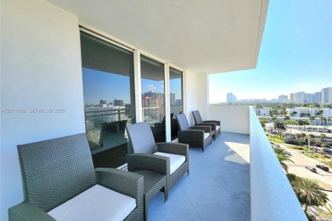 Condo in Hallandale Beach, Florida, 2 bedrooms № 2075375 - photo 3