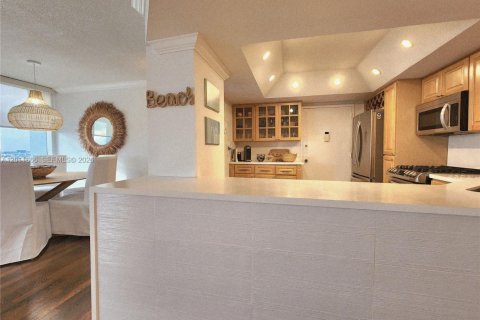 Condo in Hallandale Beach, Florida, 2 bedrooms № 2075375 - photo 12