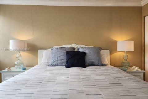 Condo in Hallandale Beach, Florida, 2 bedrooms № 2075375 - photo 28