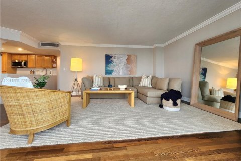 Condo in Hallandale Beach, Florida, 2 bedrooms № 2075375 - photo 7