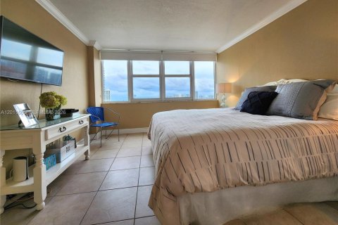 Condo in Hallandale Beach, Florida, 2 bedrooms № 2075375 - photo 26