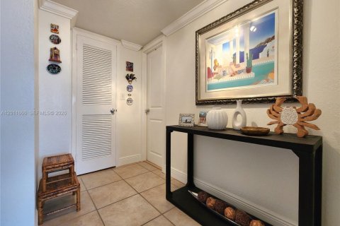 Condo in Hallandale Beach, Florida, 2 bedrooms № 2075375 - photo 24