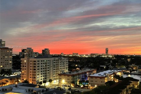 Condo in Hallandale Beach, Florida, 2 bedrooms № 2075375 - photo 10