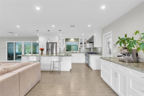 Купить виллу или дом в Хомстед, Флорида 4 спальни, 221.66м2, № 1922218 - фото 14