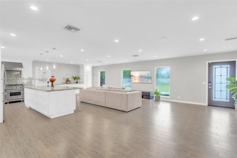 Купить виллу или дом в Хомстед, Флорида 4 спальни, 221.66м2, № 1922218 - фото 13