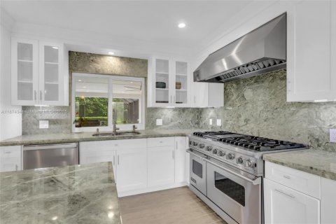 Купить виллу или дом в Хомстед, Флорида 4 спальни, 221.66м2, № 1922218 - фото 15