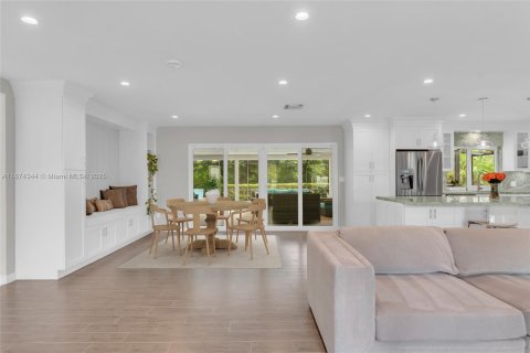 Купить виллу или дом в Хомстед, Флорида 4 спальни, 221.66м2, № 1922218 - фото 11