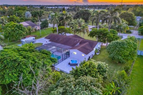 Купить виллу или дом в Хомстед, Флорида 4 спальни, 221.66м2, № 1922218 - фото 10