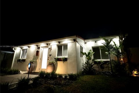 Villa ou maison à vendre à North Miami Beach, Floride: 2 chambres, 78.22 m2 № 1758488 - photo 2