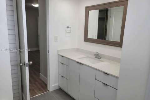 Condominio en alquiler en Miami, Florida, 1 dormitorio, 96.25 m2 № 2023634 - foto 11