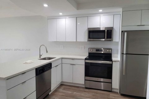 Condominio en alquiler en Miami, Florida, 1 dormitorio, 96.25 m2 № 2023634 - foto 2