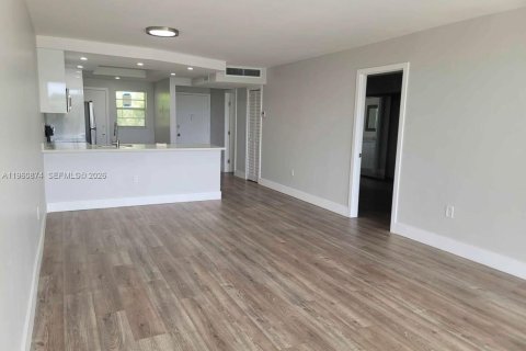 Condominio en alquiler en Miami, Florida, 1 dormitorio, 96.25 m2 № 2023634 - foto 4