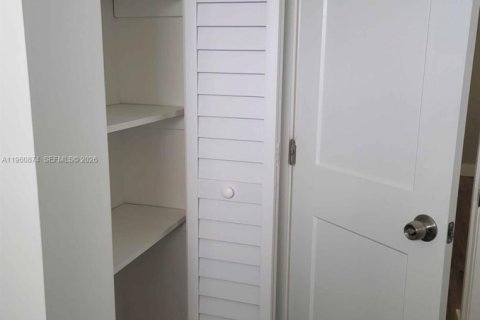 Condominio en alquiler en Miami, Florida, 1 dormitorio, 96.25 m2 № 2023634 - foto 10