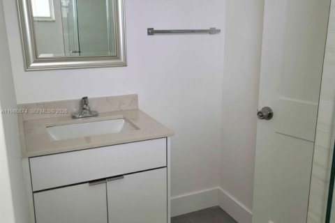 Condominio en alquiler en Miami, Florida, 1 dormitorio, 96.25 m2 № 2023634 - foto 13