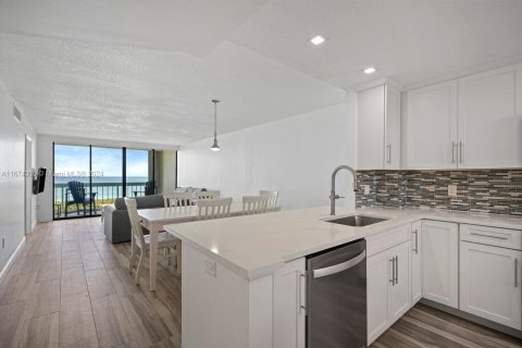 Condo in Jensen Beach, Florida, 2 bedrooms  № 1428381 - photo 10