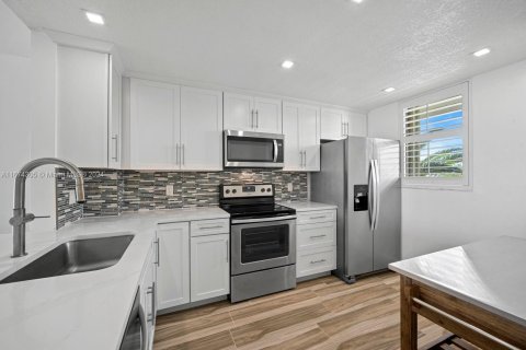 Condo in Jensen Beach, Florida, 2 bedrooms  № 1428381 - photo 7