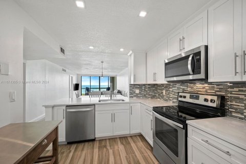 Condo in Jensen Beach, Florida, 2 bedrooms  № 1428381 - photo 9