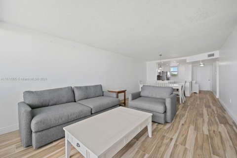 Condo in Jensen Beach, Florida, 2 bedrooms  № 1428381 - photo 4