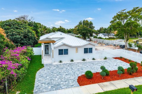 House in Delray Beach, Florida 3 bedrooms, 171.87 sq.m. № 2088045