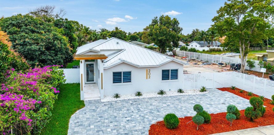 House in Delray Beach, Florida 3 bedrooms, 171.87 sq.m. № 2088045