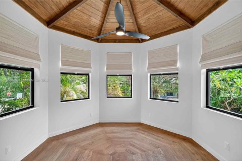 House in Miami, Florida 4 bedrooms, 250.28 sq.m. № 1880283 - photo 6